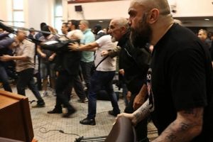 Makedonya'da meclis karıştı, milletvekilleri rehin alındı
