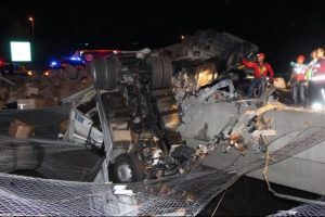 K&ouml;pr&uuml;de asılı kalan TIR'a otomobil &ccedil;arptı: 1 &ouml;l&uuml; 4 yaralı
