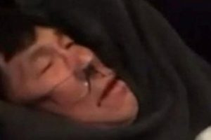 United Airlines ve u&ccedil;aktan attığı doktor uzlaştı