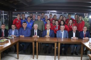 Bursa'da şampiyonlara yemekli kutlama
