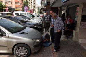 Hırsızı &ouml;nce d&ouml;v&uuml;p sonra polise teslim ettiler