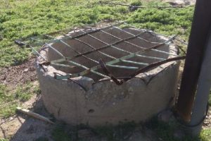 Tavuklarını &ccedil;alan kişiyi d&ouml;v&uuml;p boş kuya attı