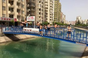Hava ısındı, sulama kanalları &ccedil;ocuklarla doldu