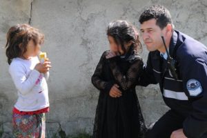 Polisten yardım isteyen iki &ccedil;ocuk anneannelerinin yanında kalacak