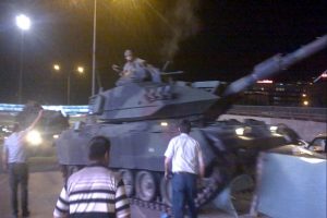 Genelkurmay Karargahına gitmek i&ccedil;in kışladan 16 tank &ccedil;ıkarmışlar