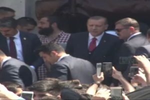 Erdoğan cuma namazını Bezmialem Valide Sultan Camii'nde kıldı