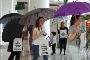 Bursa'da şemsiyelerini yurtlardaki &ccedil;ocuklar i&ccedil;in a&ccedil;tılar