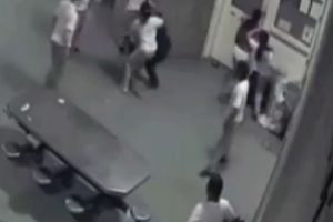 Mahkumların saldırdığı polisler canını zor kurtardı