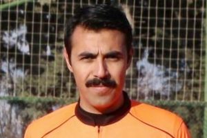 Hakeme tekme atıp k&uuml;freden futbolcuya 15 ay hapis