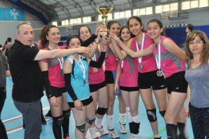 Bursa Nil&uuml;fer'de gen&ccedil;lerde voleybol şampiyonları belirlendi