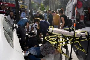 Otomobil yayalara &ccedil;arptı: 2 yaralı