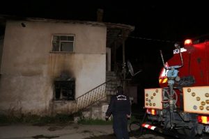 Suriyelilerin kaldığı gecekondu i&ccedil;in kundaklama iddiası