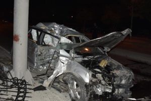 S&uuml;r&uuml;c&uuml;s&uuml;n&uuml;n kontrol&uuml;n&uuml; yitirdiği otomobil y&ouml;n levhasına &ccedil;arptı: 1 &ouml;l&uuml;