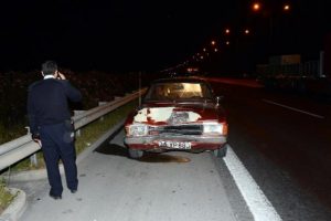 Otoyolda yayaya &ccedil;arpan s&uuml;r&uuml;c&uuml;, 500 metre ileride durdu