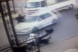 Otomobil yayaya b&ouml;yle &ccedil;arptı