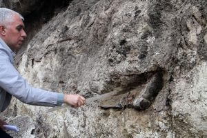 Bu kez de asker elbiseleri ile g&ouml;m&uuml;l&uuml; iskeletlere rastlandı