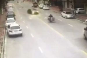 Kontrolden &ccedil;ıkan otomobil dehşet sa&ccedil;tı