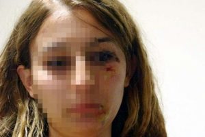 Kadın polisi kuaf&ouml;rde feci şekilde d&ouml;vd&uuml;ler