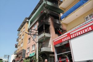 Bursa'da apartmanda yangın! 1'i bebek 3 kişi...