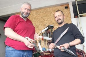 Otomobil fiyatına bı&ccedil;ak satıyor