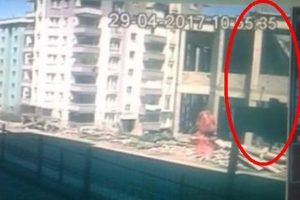 Samsun'daki caminin &ccedil;&ouml;kme anı kamerada