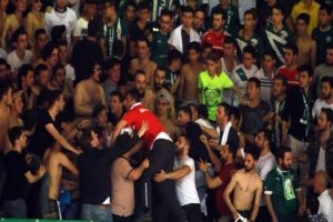 Bursaspor Durmazlar-Afyon Belediyespor ma&ccedil;ında kavga &ccedil;ıktı