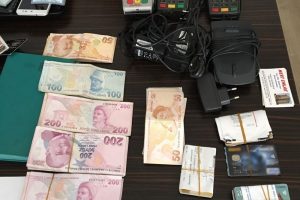 Su&ccedil; şebekesine operasyon: 8 g&ouml;zaltı