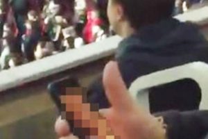 Taraftar ma&ccedil;ı bırakıp trib&uuml;nde porno izledi