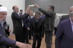 Kur'an-ı Kerim'in altından ge&ccedil;erek barıştılar