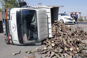 Kamyonet ile otomobil &ccedil;arpıştı: 2 yaralı