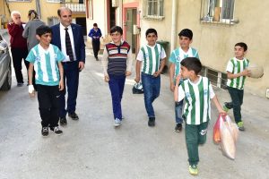 Bursa Yıldırım Belediye Başkan Edebali, &ccedil;ocuklarla top oynadı, selfıe &ccedil;ektirdi