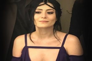 Deniz &Ccedil;akır'ın derin g&ouml;ğ&uuml;s dekoltesi, takip&ccedil;ilerini birbirine d&uuml;ş&uuml;rd&uuml;