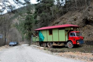 Doğanın tadını "y&uuml;r&uuml;yen ev"le &ccedil;ıkarıyor