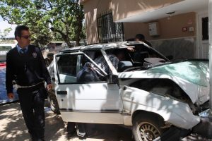 Misafirliğe gittiği evin bah&ccedil;esine otomobille daldı: 4 yaralı