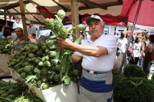 Enginar &uuml;reticilerinin y&uuml;z&uuml; g&uuml;l&uuml;yor