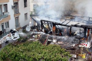 &Ccedil;ocukların sokakta yaktığı ateş 6 kişilik aileyi yok ediyordu