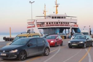 Herkes Bozcaada'ya akın etti, yer bulamayan geri d&ouml;n&uuml;yor