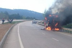 Seyir halindeki saman y&uuml;kl&uuml; kamyonet alev aldı