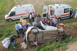 Otomobil şarampole u&ccedil;tu: 2 &ouml;l&uuml;, 3 yaralı