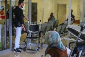 Hasta yakınına 'acil serviste &ccedil;alışma' cezası