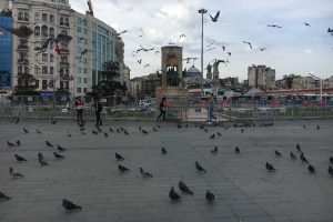 Taksim Meydanı polis ve g&uuml;vercinlere kaldı