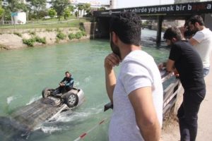 Kanala u&ccedil;an s&uuml;r&uuml;c&uuml;n&uuml;n tepkisi şoke etti