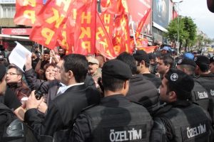 Beşiktaş'tan Taksim'e y&uuml;r&uuml;mek isteyen gruba m&uuml;dahale