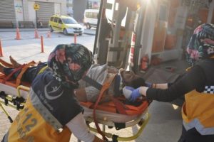 Bursa'da hastaneden taburcu oldu, bir saat sonra kamyon &ccedil;arptı