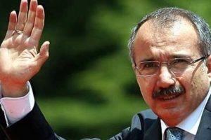 AK Partili eski bakandan sert a&ccedil;ıklama: G&uuml;l ve Davutoğlu'nun parti kurması...