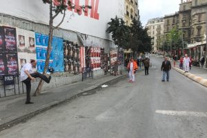 Taksim esnafı m&uuml;şteri bulamayınca top oynadı