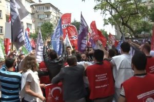 Bursa'da 1 Mayıs y&uuml;r&uuml;y&uuml;ş&uuml;nde kavga &ccedil;ıktı