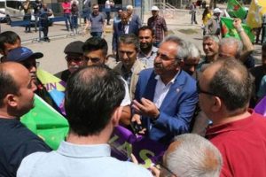 Polis ile vekil arasında 'pankart' tartışması