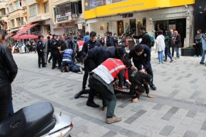 Taksim'e &ccedil;ıkmaya &ccedil;alışan gruba polis m&uuml;dahale etti