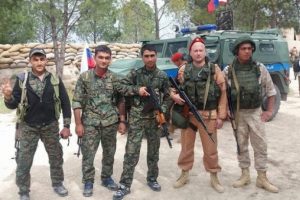 Rus askerleri YPG'liler ile kolkola